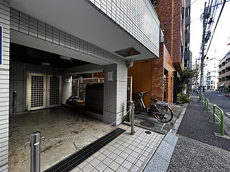 【エントランス】住まいへと続く落ち着いた導入空間。