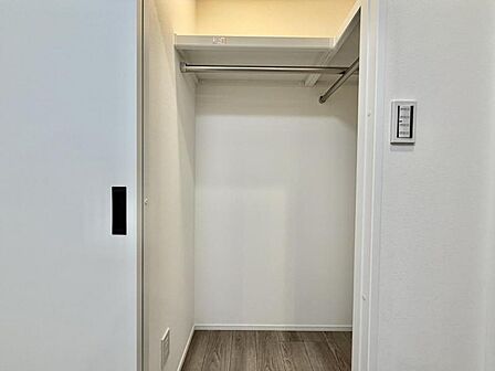 【収納】WIC2つ完備。衣類や大きな家電などをマルチに収納できて住空間をより広げてくれます。