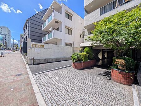 【エントランス】住む人や訪れる人を室内へと優しくエスコートします。