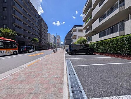 【駐車場】お車をお持ちの方に嬉しい敷地内駐車場。空き状況についてはお問い合わせください。
