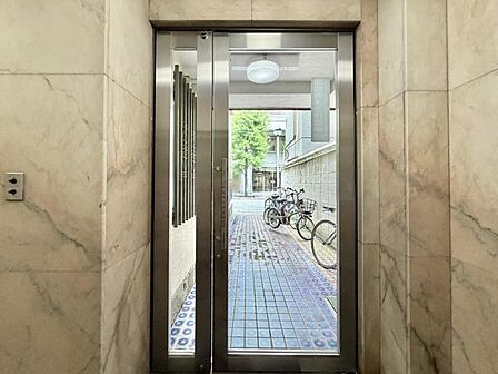 【エントランス】下町の情緒と現代の安心が同居する入り口です。