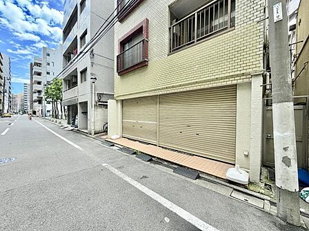 【エントランス】幅員にゆとりある前面道路。視界が広がり、確かな開放感があります。