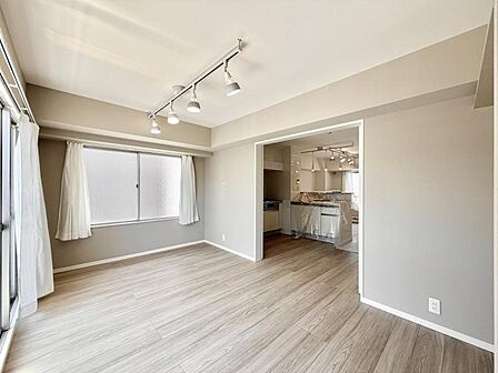 【洋室:7.5帖】どんな家具にも調和する明るく落ち着いた内装 大切な時間を豊かに、快適にお過ごしいただけます。