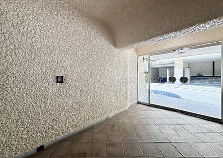 【エントランス】「ただいま」を優しく包む、温かな光とゆとりあるエントランス。