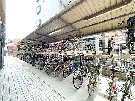 【駐輪場】　広く停めやすい駐輪場