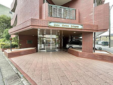 【エントランス】重厚な扉の向こうに広がる、プライベートな寛ぎへと続く道。