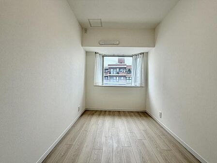 【洋室:4.5帖】シンプルな内装で家具の配置もしやすい空間です。
