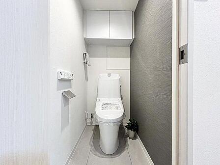 【トイレ】落ち着いたトーンで洗練されたデザインのトイレです。