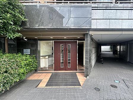 【エントランス】温かな風情のエントランスは、訪れる方々を優しく包み込み、心地よい空間を演出します。