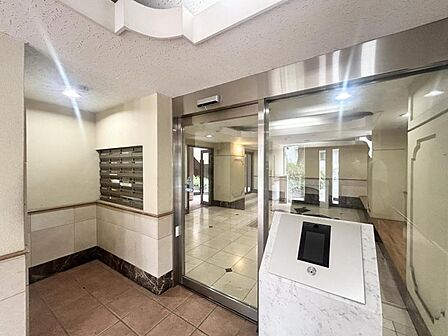 【オートロック】マンションならではのセキュリティと防犯性能。