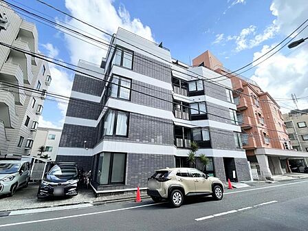 【外観】都心の躍動を背景に佇む。スタイリッシュな住まい。