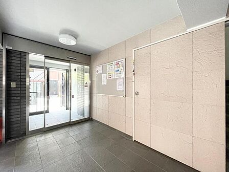 【エントランス】光注ぐロビーはこのマンションの魅力のひとつです。