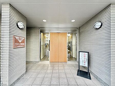 【エントランス】住まいへと続く落ち着いた導入空間。