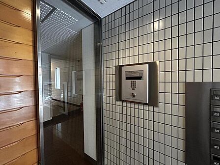 【オートロック】オートロック完備の安心感。住まう人の安全を第一に考えた設計。