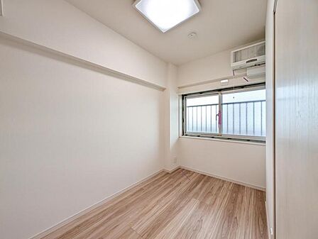【洋室:4.5帖】 静かな洋室は、仕事にも読書にもぴったり。家族の気配を感じながらも、集中できる“自分時間”を確保できます。