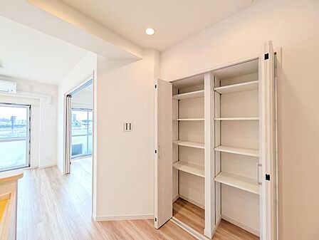 【収納】 リビングにも便利な棚収納が備わり、住空間をより効率よく使えます。