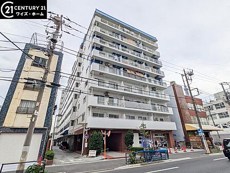 【外観】 周囲の街並みと調和する落ち着いた色調。上質な日常を予感させる。