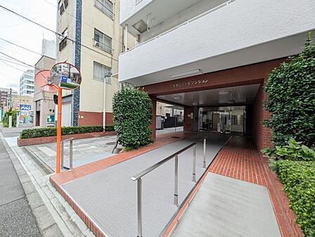 【エントランス】 しっかりと管理が行き届き開放感があり明るいマンションの顔