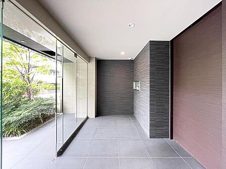 【エントランス】大きなガラス面が描く開放的な風景。内と外が美しく繋がる。