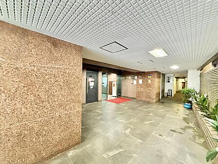 【エントランス】清潔感のあるエントランス。住人同士のゆるやかな交流を育む場。