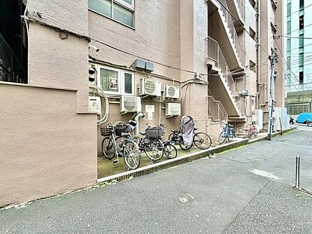 【駐輪場】敷地内には止めやすい駐輪場。