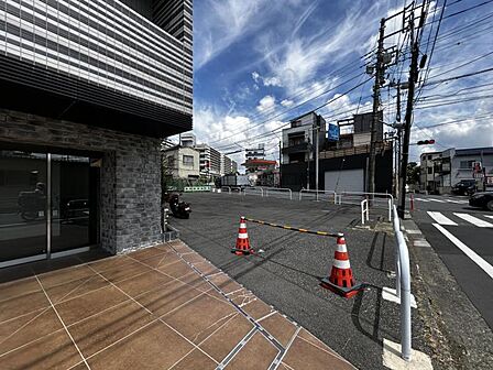 【エントランス】整然とした印象の共用エリア。