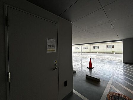 【エントランス】建物の印象を高める洗練された佇まい。