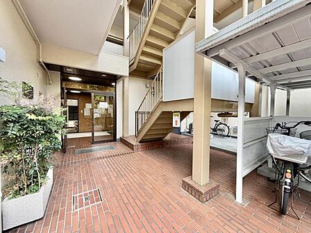 【エントランス】住む人や訪れる人を室内へと優しくエスコートします.