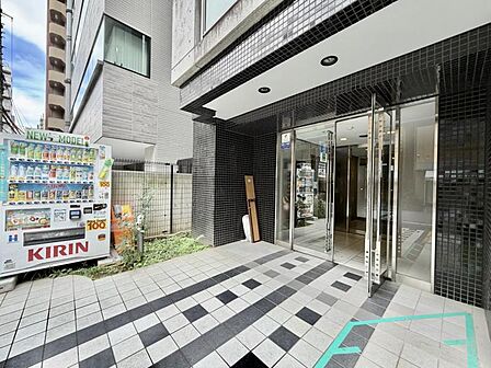 【エントランス】住まいへと続く落ち着いた導入空間。