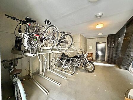 【駐輪場】屋内自転車置き場のため雨風の影響を受けにくく、保管環境も良好です。