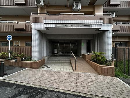 【エントランス】品格を感じさせる共用部の入口部分。