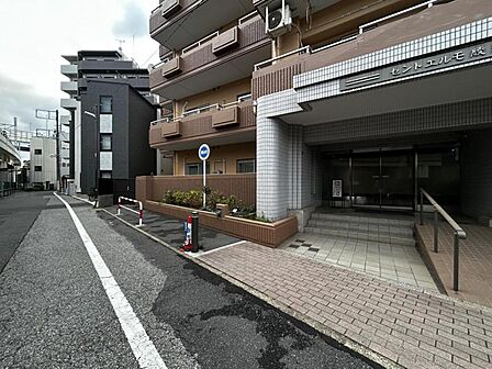 【エントランス】日常の始まりと終わりを彩る空間。