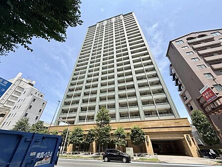 【外観】 都心にそびえる洗練のタワー。街の景色を一望できる、圧倒的な開放感があります。