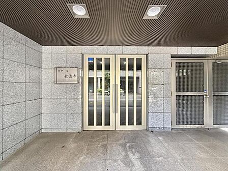 【エントランス】重厚な扉の向こうに広がる、プライベートな寛ぎへと続く道。