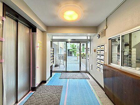 【エントランス】住まいへと続く落ち着いた導入空間。