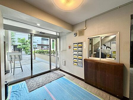 【エントランス】建物の印象を高める洗練された佇まい。