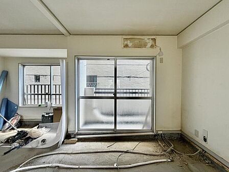 【LDK】現在改装工事中ですが、完成後は快適な居住空間が広がります。