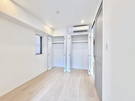 【洋室：6.0帖】　一日の疲れをいやしてくれる主寝室。時を忘れて過ごす場所として過ごせるお部屋です。
