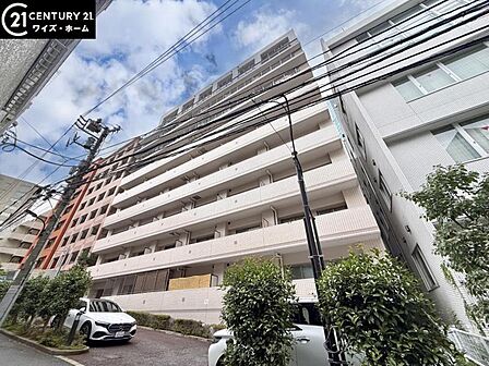 【外観】　青空に映える重厚な佇まい。都心の喧騒を忘れさせる端正な外観。