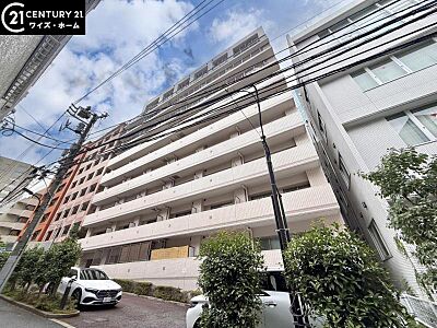 外観:【外観】 青空に映える重厚な佇まい。都心の喧騒を忘れさせる端正な外観。 外観:【外観】 青空に映える重厚な佇まい。都心の喧騒を忘れさせる端正な外観。