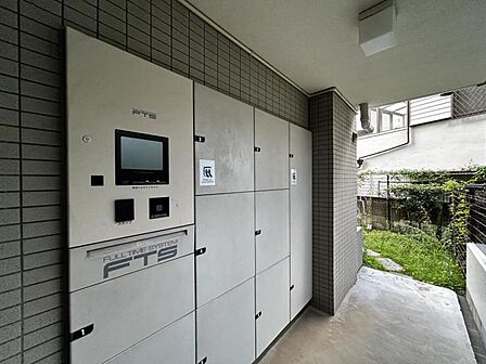 【宅配ボックス】都市生活に欠かせない設備もしっかり備わっています。