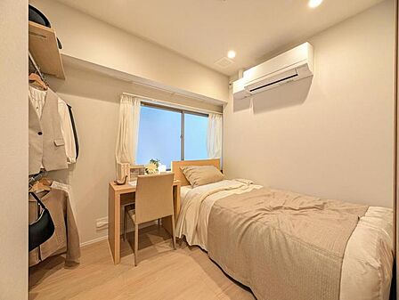 【洋室】プライベートなお部屋ではゆったりとした時間を過ごしたいです。音楽を聴いたり読書したりと落ち着いた時間が流れる住空間。