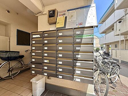 【エントランス】不在時にも便利な宅配ボックスを備えています。