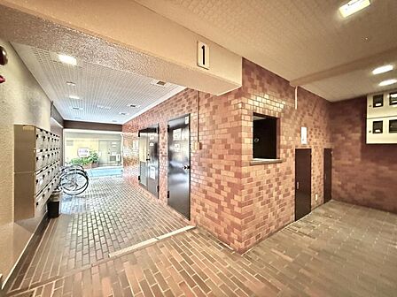 【エントランス】落ち着いた外観にマッチしたエントランス。