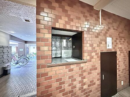 【エントランス】清潔感のある明るいエントランスが、毎日の帰宅を心地よく迎えてくれます。