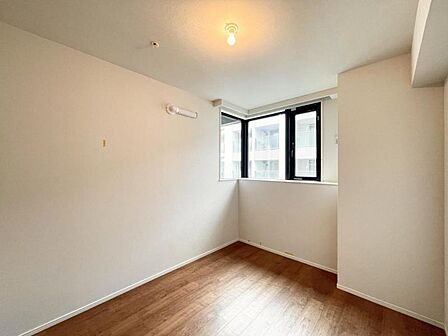 【洋室：6.2帖】シンプルで落ち着いた洋室は、夫婦の寝室に。一日の終わりに、ほっとひと息つけるプライベート空間です。
