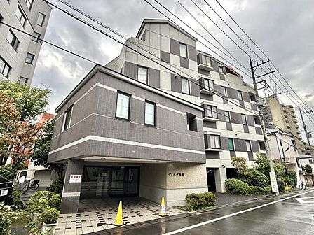 【外観】 閑静な住宅街に佇む、品のあるマンション。街の空気に溶け込む、穏やかな佇まいです。