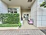 エントランス：【周辺環境】マンション1階には保育園「ぽけっとランド 」があり小さなお子さまがいる方に便利です。