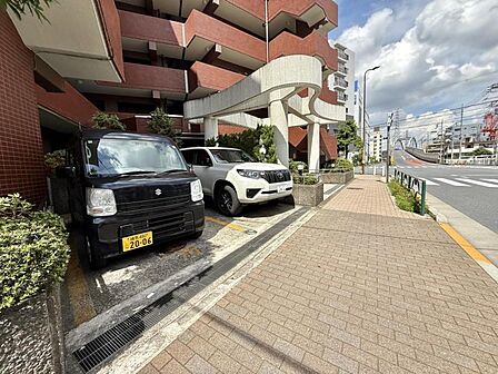 【駐車場】敷地内に設けられた利便性の高い環境。
