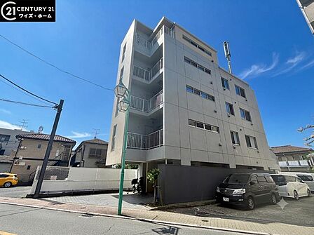 【外観】空へと伸びるシャープなライン。